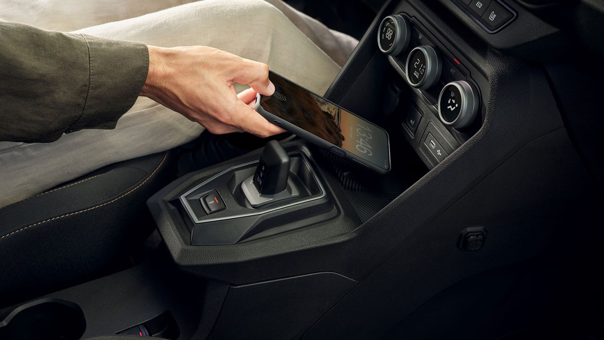 új Dacia modellkínálat – beépített vezeték nélküli indukciós töltő